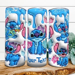Könnte beinhalten: Drei blau-weiße Becher mit der Figur Stitch aus Lilo & Stitch. Die Becher haben ein blaues Tropfendesign oben, Stitch-Illustrationen und den Text "Your Text". Es gibt auch rosa und lila Blumenakzente.