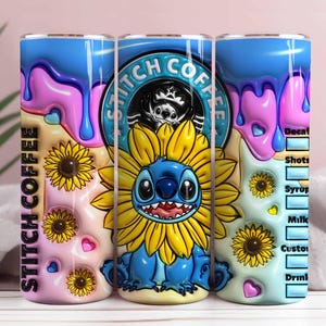 以下が含まれることがあります： カラフルなデザインのステンレス製タンブラー。「Stitch Coffee」の文字、青い漫画のキャラクター、ひまわり、コーヒーショップのロゴが特徴です。タンブラーは青、ピンク、黄色の配色です。
