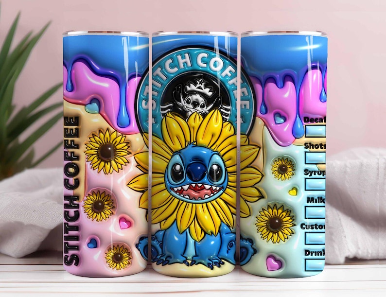 以下が含まれることがあります： カラフルなデザインのステンレス製タンブラー。「Stitch Coffee」の文字、青い漫画のキャラクター、ひまわり、コーヒーショップのロゴが特徴です。タンブラーは青、ピンク、黄色の配色です。