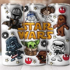 Pu&ograve; includere: Un bicchiere bianco con personaggi di Star Wars come Darth Vader, Yoda e Chewbacca. Il bicchiere ha un design avvolgente con le parole "STAR WARS" in oro ed &egrave; decorato con stelle e altre grafiche a tema.