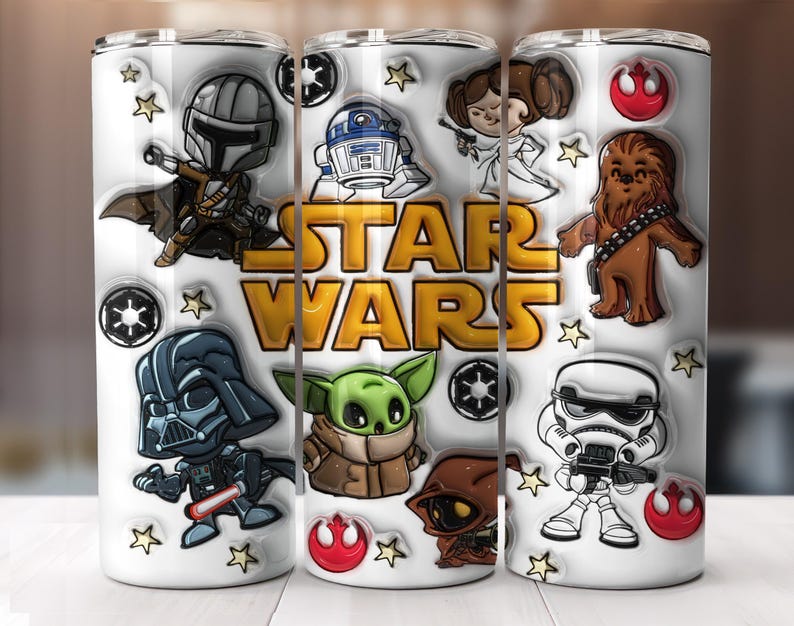 Pu&ograve; includere: Un bicchiere bianco con personaggi di Star Wars come Darth Vader, Yoda e Chewbacca. Il bicchiere ha un design avvolgente con le parole "STAR WARS" in oro ed &egrave; decorato con stelle e altre grafiche a tema.