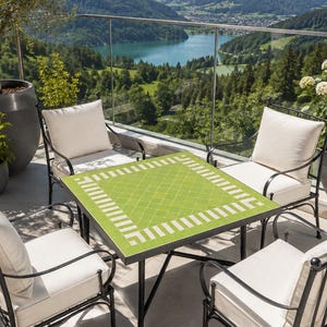 Mesa de mosaico marroquí zellige verde y blanco hecha a mano – Diseño cuadrado