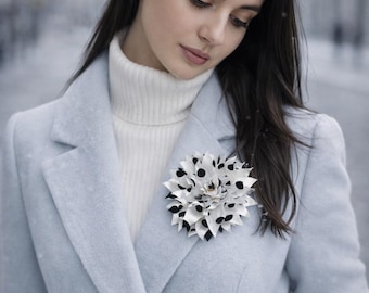 Bloemenbroche met stippen, witte en zwarte stoffen broche, handgemaakte statement bloemenspeld