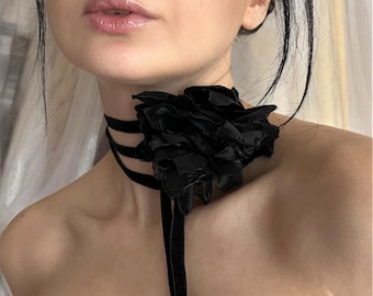 Fluwelen lint met zwarte bloemenchoker, chokerketting van satijnen organza met roos