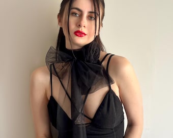 Zwarte tule sjaal, rode roos choker redactioneel, high fashion nekomslag, minimalistische statement ruche, avant-garde accessoire, chique avondkleding