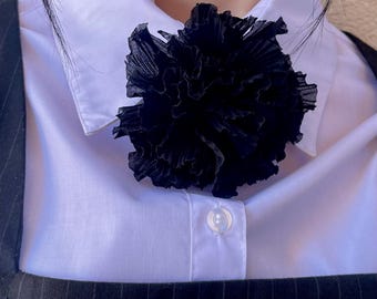 Zwarte stoffen bloemenbroche – gotische reversspeld, statement bloemencorsage, grote broche in Victoriaanse stijl