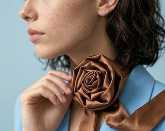 Bruine satijnen bloemenchoker en haarsjaal, 3-in-1 zijden stropdas paardenstaart, rozet strik, bloemenaccessoire voor vrouwen