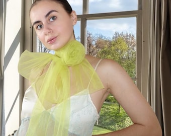 Handgemaakte olijfkleurige tule sjaal met 3D-roos choker