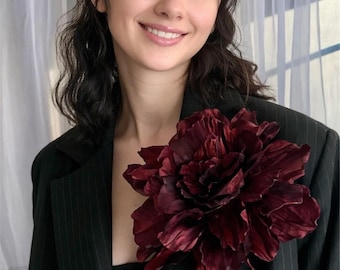 Broche grote bloem – Statementspeld van taft en organza, schouder- of blazerbroche voor artistieke minimale styling