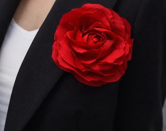 Rode stoffen rozenbroche – satijnen bloemenspeld voor blazer, handgemaakte statementbloem, modern vrouwelijk accessoire