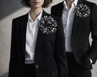 Oversized zwarte bloemenbroche voor dames en heren – statement uniseks reversspeld – modern gebloemd kostuumaccessoire cadeau