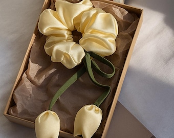 Tulpenhaarscrunchie, romantische lintscrunchie met stoffen bloemen, zacht esthetisch haaraccessoire, lange paardenstaartstrik, cadeau voor haar