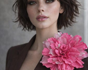 Extra grote bloemenbroche, grote stoffen bloemspeld, statement camelia broche, organza taft bloemen reversspeld, romantisch coutureaccessoire