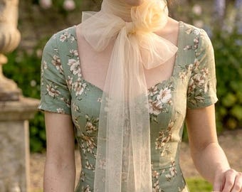 Crème tule sjaal met 3D-roos, choker met bruidsbloem, ivoorkleurige stropdas met bloemen voor bruiloftsgast