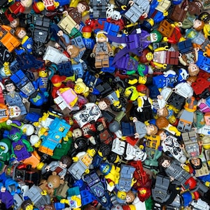 Può includere: Un vivace assortimento di minifigure Lego, che mostra una varietà di personaggi in diversi colori e design. La collezione include personaggi con cappelli, caschi e vari accessori, creando un'esposizione visivamente ricca e coinvolgente.