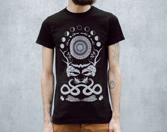 Camiseta negra punk serigrafiada con collage de cornamenta y calavera de conejo