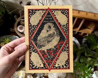 Dibujo impreso a mano de un pájaro azul y ratones: Papel kraft rojo y negro.