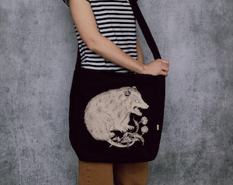 Bolso holgado de algodón orgánico negro con estampado floral de tulipanes y zarigüeya