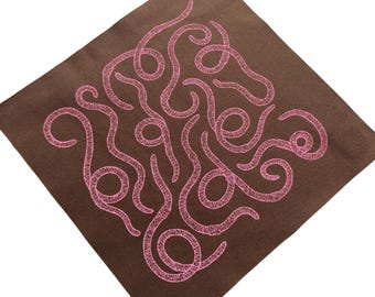 Parche trasero con estampado de gusanos, estampado a mano en rosa sobre tela marrón, para coser.