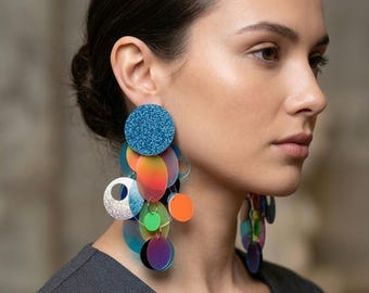 Pendientes llamativos multicolor / Clips de lentejuelas arcoíris en capas / Accesorio colgante colorido / Joyería artesanal con purpurina holográfica llamativa
