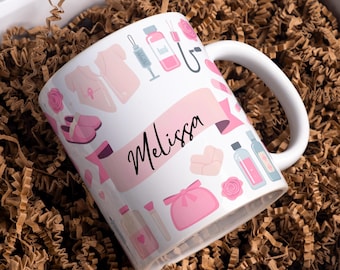 Peut inclure: Mug en céramique blanche avec une bannière rose portant le nom "Melissa" en écriture noire. La tasse est ornée d'illustrations roses sur le thème médical, notamment des blouses, des seringues et des roses. Présenté dans une boîte blanche avec du rembourrage en papier brun.