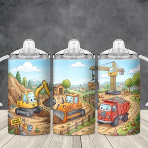 Könnte beinhalten: Drei Trinkbecher mit weißen Griffen und Deckeln. Jeder Becher zeigt eine Cartoon-Baustellenszene mit einem gelben Bagger, einem orangefarbenen Bulldozer und einem roten Muldenkipper. Der Hintergrund zeigt einen blauen Himmel, Bäume und eine Stadt.