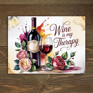 Puede incluir: Impresión decorativa con una botella de vino y una copa llena, con la frase "Wine is my Therapy". La imagen incluye salpicaduras de color estilo acuarela y detalles florales, con rosas en tonos rosas y rojos.