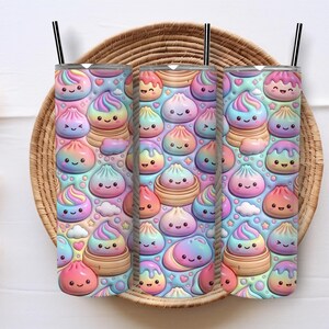 以下が含まれることがあります： カラフルな漫画の餃子デザインのステンレス鋼タンブラー3個。 パステルカラーの笑顔の餃子、水色の背景、小さなハートと雲が特徴です。 各タンブラーには黒いストローが付いています。