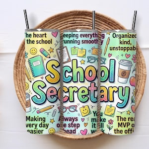 Puede incluir: Tres vasos de acero inoxidable con pajitas negras, decorados con ilustraciones coloridas y las palabras "School Secretary". El diseño incluye garabatos escolares y frases como "Making every day easier."