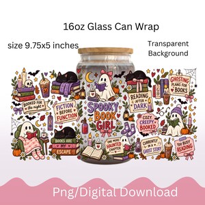 Può includere: Un design per wrap di lattine in vetro da 16oz che misura 24,77x12,7 cm con sfondo trasparente. La grafica presenta fantasmi, gatti neri, pile di libri, zucche e candele con testi tra cui Spooky Book Girl, Fiction Before Function e Booked for the Night.