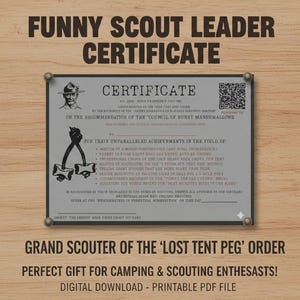 Könnte beinhalten: Ein humorvolles Zertifikat für einen Pfadfinderführer mit dem Text "FUNNY SCOUT LEADER CERTIFICATE". Das Zertifikat ist grau mit schwarzem Text und Illustrationen, montiert auf einem Holzgrund. Enthält den Text "Grand Scouter of the 'Lost Tent Peg' Order".