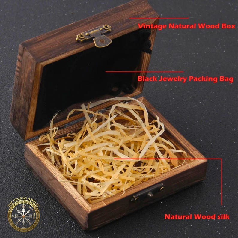Puede incluir: Una caja de madera natural vintage, abierta para revelar una bolsa de embalaje de joyer&iacute;a negra y seda de madera natural. La caja es rectangular con una tapa con bisagras y un cierre de metal. La caja es de madera marr&oacute;n oscuro.