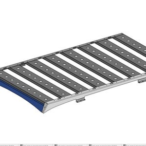 Puede incluir: Un portaequipajes de techo gris y plateado con un acento azul en el borde delantero. El portaequipajes tiene múltiples barras paralelas con agujeros espaciados uniformemente. El diseño es una representación 3D, lo que sugiere un producto para vehículos.