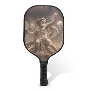 Könnte beinhalten: Pickleball-Schläger mit einer klassischen Statue eines Mannes mit Bart, der einen Schläger und einen Ball hält, mit Blitzen im Hintergrund. Der Schläger hat einen schwarzen Griff und einen schwarzen Rand.