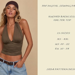 Op de afbeelding: Een digitaal PDF-naaipatroon voor een gerimpelde rugloze haltertop van Seda Pattern Design. De tekst vermeldt 13 maten, XS-4XL, US 00-22 en EU 30-54. De afbeelding toont een donker olijfgroene haltertop met een diepe V-hals en gerimpelde details.