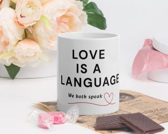 Taza "El amor es un idioma que ambos hablamos": regalo de San Valentín para parejas, taza romántica, diseño minimalista de amor.