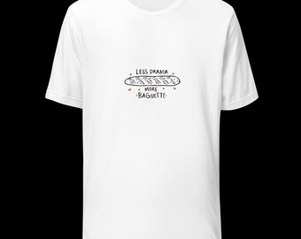 Camiseta unisex "Menos drama, más baguette" | Divertida cita francesa | Suéter acogedor estilo parisino | Regalo divertido para ella
