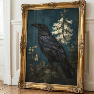 Könnte beinhalten: Gerahmtes Kunstwerk im Vintage-Stil mit einer schwarzen Krähe auf einem Ast mit weißen Blumen vor einem tealblauen Hintergrund. Der verzierte goldene Rahmen verleiht dem Kunstwerk einen klassischen Touch. Es lehnt an einer Wand.
