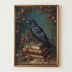 Puede incluir: Una lámina de arte enmarcada que muestra un cuervo negro posado sobre una pila de tres libros antiguos. La escena está rodeada de rosas de color rojo oscuro y follaje verde sobre un fondo azul verdoso, en un marco fino de color dorado.