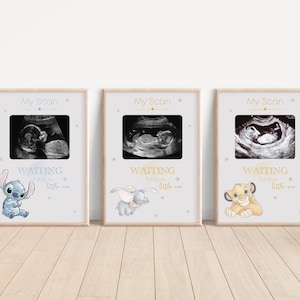 Könnte beinhalten: Drei gerahmte Ultraschallbilder mit Disney-Charakterillustrationen. Jeder Rahmen hat ein Sonogrammbild, den Text "My Scan" und die Worte "Waiting for our little one". Die Illustrationen zeigen Stitch, Dumbo und Simba.