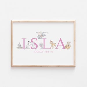 K&ouml;nnte beinhalten: Gerahmter Druck mit dem Namen "ISLA" in rosa Buchstaben, verziert mit Cartoon-Tierillustrationen. Datum und Gewicht sind darunter aufgedruckt. Der Rahmen hat eine helle Holzfarbe. Das Gewicht betr&auml;gt 4,25 kg.