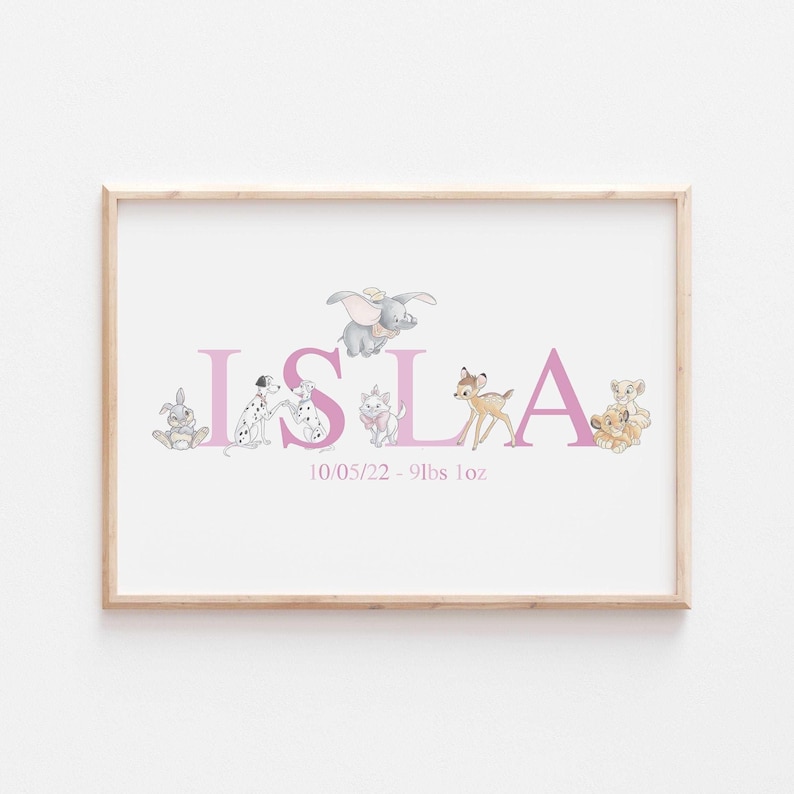 K&ouml;nnte beinhalten: Gerahmter Druck mit dem Namen "ISLA" in rosa Buchstaben, verziert mit Cartoon-Tierillustrationen. Datum und Gewicht sind darunter aufgedruckt. Der Rahmen hat eine helle Holzfarbe. Das Gewicht betr&auml;gt 4,25 kg.