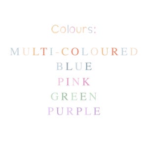 K&ouml;nnte beinhalten: Wei&szlig;er Hintergrund mit dem Wort "Colours:" in hellorangefarbener Schrift. Darunter steht das Wort "MULTI-COLOURED" in Pastellfarben, gefolgt von "BLUE", "PINK", "GREEN" und "PURPLE".