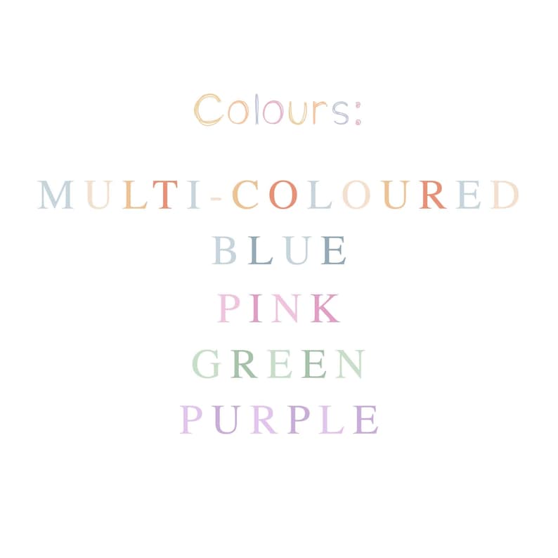 K&ouml;nnte beinhalten: Wei&szlig;er Hintergrund mit dem Wort "Colours:" in hellorangefarbener Schrift. Darunter steht das Wort "MULTI-COLOURED" in Pastellfarben, gefolgt von "BLUE", "PINK", "GREEN" und "PURPLE".