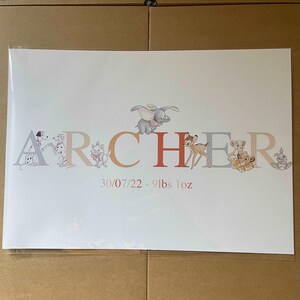 K&ouml;nnte beinhalten: Personalisierter Baby-Namensdruck mit dem Namen "ARCHER" in bunten Buchstaben, verziert mit Disney-Charakterillustrationen. Der Druck enth&auml;lt das Datum 30.07.22 und das Gewicht 4,1 kg, was ihn zu einem einzigartigen Andenken macht.
