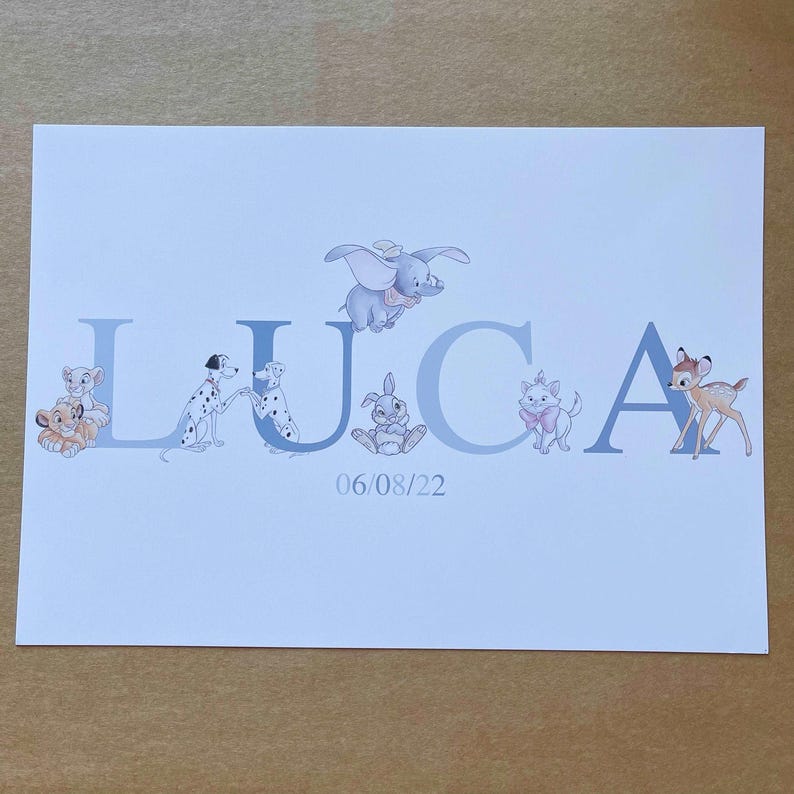 K&ouml;nnte beinhalten: Eine hellblaue Karte mit dem Namen "LUCA" in gro&szlig;en Buchstaben, die jeweils mit Disney-Figuren verziert sind. Zu den Figuren geh&ouml;ren Simba, ein Dalmatiner, Dumbo, ein Kaninchen, Marie und Bambi. Das Datum "06/08/22" ist darunter aufgedruckt.