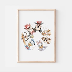 Könnte beinhalten: Aquarelldruck mit einer kreisförmigen Anordnung von Disney-Figuren, darunter Micky Maus, Minnie Maus, Donald Duck, Daisy Duck, Goofy und Chip und Chap. Das Kunstwerk ist in einem hellen Holzrahmen gerahmt.