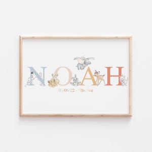 K&ouml;nnte beinhalten: Ein gerahmter Druck mit dem Namen "Noah" in Pastellfarben, verziert mit Illustrationen von Disney-Charakteren. Die Buchstaben sind mit einem Dalmatiner, Simba, Dumbo, einem Hasen, Bambi und Marie verziert. Das Datum und das Gewicht sind ebenfalls enthalten.