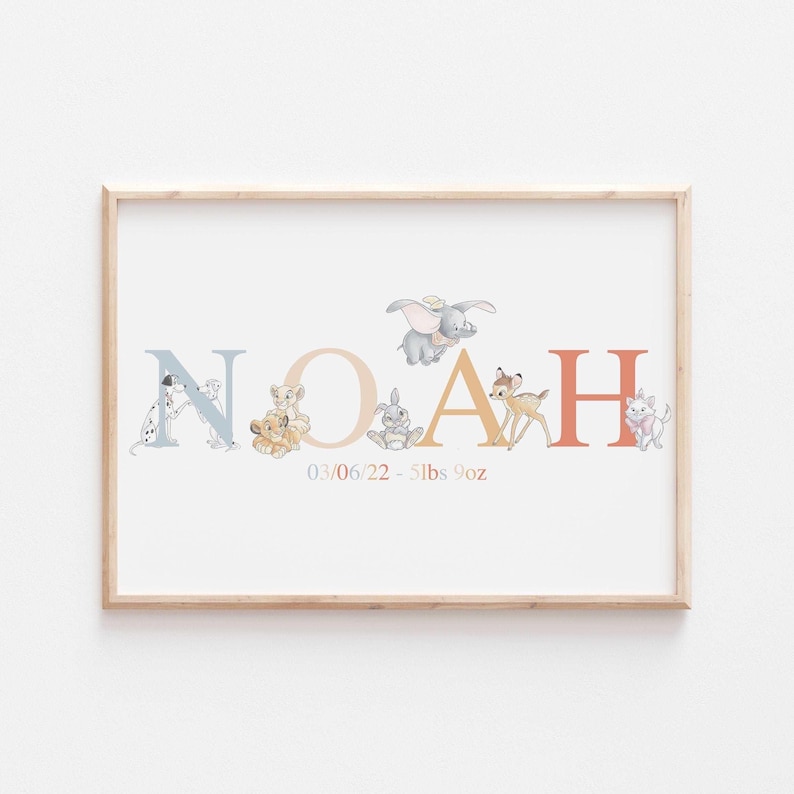 K&ouml;nnte beinhalten: Ein gerahmter Druck mit dem Namen "Noah" in Pastellfarben, verziert mit Illustrationen von Disney-Charakteren. Die Buchstaben sind mit einem Dalmatiner, Simba, Dumbo, einem Hasen, Bambi und Marie verziert. Das Datum und das Gewicht sind ebenfalls enthalten.