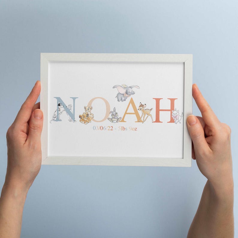 K&ouml;nnte beinhalten: Gerahmter Druck mit dem Namen "NOAH" in Pastellfarben, mit Tierillustrationen. Der Druck enth&auml;lt das Datum "03/06/22" und das Gewicht "2,5 kg". Der Rahmen ist wei&szlig;.